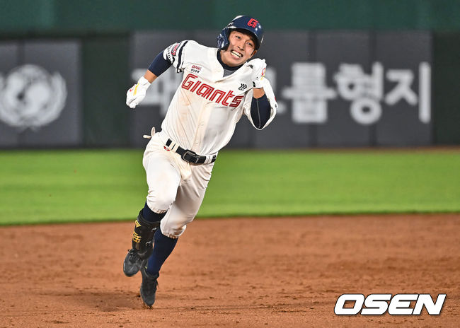 [OSEN=부산, 이석우 기자]롯데 자이언츠 황성빈이 3회말 1사 1루 1타점 우중간 3루타를 치고 전력 질주를 하고 있다. 2024.04.24 / foto0307@osen.co.kr