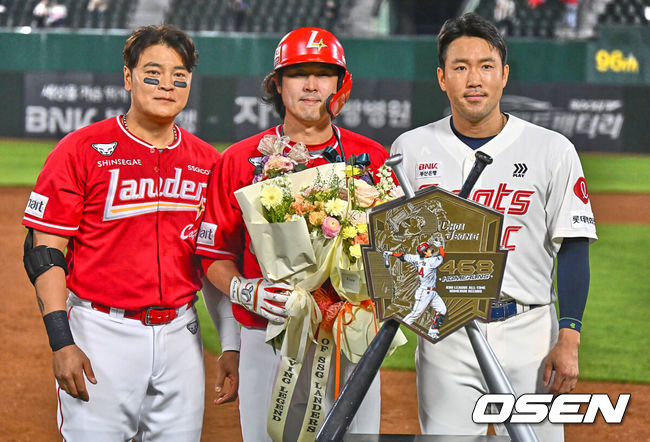 [OSEN=부산, 이석우 기자] 24일 부산 사직구장에서 2024 신한 SOL 뱅크 KBO 리그 롯데 자이언츠와 SSG 랜더스의 경기가 열렸다. 4연승을 노리는 롯데는 선발로 이인복이 3연패 탈출을 노리는 SSG는 로버트 더거를 선발로 내세웠다.SSG 랜더스 최정이 5회초 2사 좌월 솔로 홈런을 치고 추신수, 롯데 자이언츠 전준우와 기념촬영을 하고 있다. 2024.04.24 / foto0307@osen.co.kr