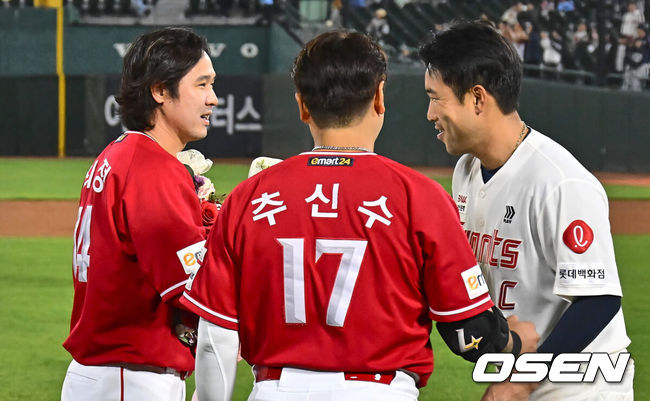 [OSEN=부산, 이석우 기자] 24일 부산 사직구장에서 2024 신한 SOL 뱅크 KBO 리그 롯데 자이언츠와 SSG 랜더스의 경기가 열렸다. 4연승을 노리는 롯데는 선발로 이인복이 3연패 탈출을 노리는 SSG는 로버트 더거를 선발로 내세웠다.SSG 랜더스 최정이 5회초 2사 좌월 솔로 홈런을 치고 롯데 자이언츠 전준우에게 축하 꽃다발을 받고 있다. 2024.04.24 / foto0307@osen.co.kr