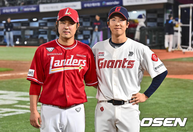 [OSEN=부산, 이석우 기자] 24일 부산 사직구장에서 2024 신한 SOL 뱅크 KBO 리그 롯데 자이언츠와 SSG 랜더스의 경기가 열렸다. 4연승을 노리는 롯데는 선발로 이인복이 3연패 탈출을 노리는 SSG는 로버트 더거를 선발로 내세웠다.SSG 랜더스 최정이 동생 롯데 자이언츠 최항의 468홈런 기록 축하를 받고 기념촬영을 하고 있다. 2024.04.24 / foto0307@osen.co.kr