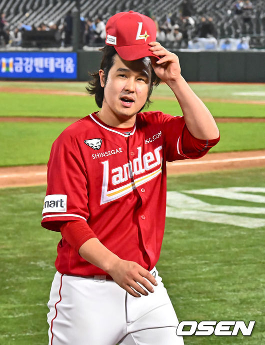 [OSEN=부산, 이석우 기자] 24일 부산 사직구장에서 2024 신한 SOL 뱅크 KBO 리그 롯데 자이언츠와 SSG 랜더스의 경기가 열렸다. 4연승을 노리는 롯데는 선발로 이인복이 3연패 탈출을 노리는 SSG는 로버트 더거를 선발로 내세웠다.SSG 랜더스 최정이 468홈런 기록을 세우고 방송 인터뷰 후 팬들에게 인사를 하고 있다. 2024.04.24 / foto0307@osen.co.kr