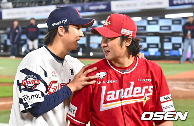 [OSEN=부산, 이석우 기자] 24일 부산 사직구장에서 2024 신한 SOL 뱅크 KBO 리그 롯데 자이언츠와 SSG 랜더스의 경기가 열렸다. 4연승을 노리는 롯데는 선발로 이인복이 3연패 탈출을 노리는 SSG는 로버트 더거를 선발로 내세웠다.SSG 랜더스 최정이 동생 롯데 자이언츠 최항의 468홈런 기록 축하를 받고 있다. 2024.04.24 / foto0307@osen.co.kr