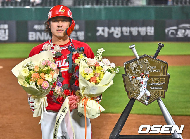 [OSEN=부산, 이석우 기자] 24일 부산 사직구장에서 2024 신한 SOL 뱅크 KBO 리그 롯데 자이언츠와 SSG 랜더스의 경기가 열렸다. 4연승을 노리는 롯데는 선발로 이인복이 3연패 탈출을 노리는 SSG는 로버트 더거를 선발로 내세웠다.SSG 랜더스 최정이 5회초 2사 좌월 솔로 홈런을 치고 기념촬영을 하고 있다. 2024.04.24 / foto0307@osen.co.kr