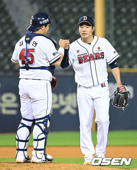 [OSEN=잠실, 최규한 기자] 25일 서울 잠실야구장에서 ‘2024 신한 SOL Bank KBO리그’ 두산 베어스와 NC 다이노스의 경기가 열렸다.이날 홈팀 두산은 최원준, 방문팀 NC는 카스타노를 선발 투수로 내세운다.7회초 2사 2루 상황 두산 선발 최원준이 마운드를 내려가며 포수 김기연과 인사를 나누고 있다. 2024.04.25 / dreamer@osen.co.kr