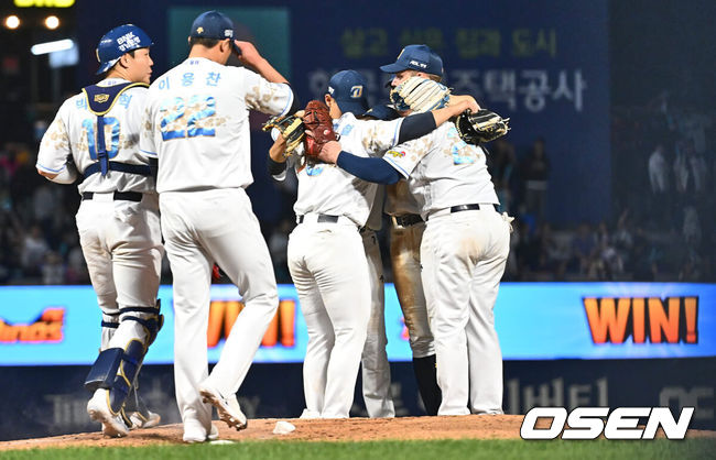 [OSEN=창원, 이석우 기자] 27일 창원 NC파크에서 2024 신한 SOL 뱅크 KBO 리그 NC 다이노스와 롯데 자이언츠의 경기가 열렸다. 롯데는 올시즌 1승 3패를 기록중인 나균안이 선발 출격하고 NC는 1승을 기록중인 김시훈이 출격해 낙동강더비에서 맞대결을 펼쳤다.NC 다이노스 선수들이 롯데 자이언츠 2-0으로 승리한 후 기쁨을 나누고 있다. 2024.04.27 / foto0307@osen.co.kr