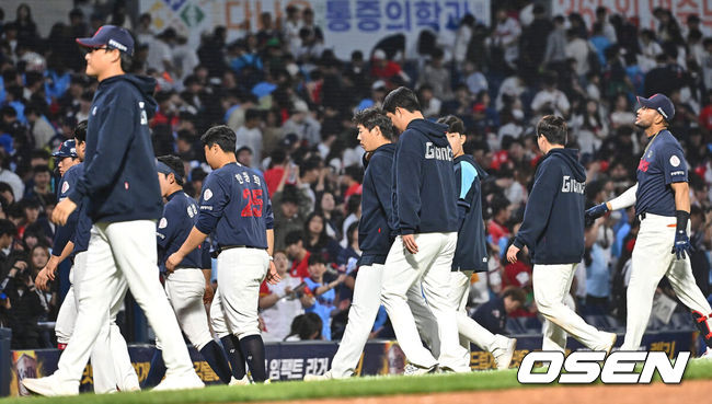 [OSEN=창원, 이석우 기자] 27일 창원 NC파크에서 2024 신한 SOL 뱅크 KBO 리그 NC 다이노스와 롯데 자이언츠의 경기가 열렸다. 롯데는 올시즌 1승 3패를 기록중인 나균안이 선발 출격하고 NC는 1승을 기록중인 김시훈이 출격해 낙동강더비에서 맞대결을 펼쳤다.자이언츠 선수들이 NC 다이노스에 2-0으로 패하고 어두운 표정으로 팬들에게 인사를 하고 있다. 2024.04.27 / foto0307@osen.co.kr