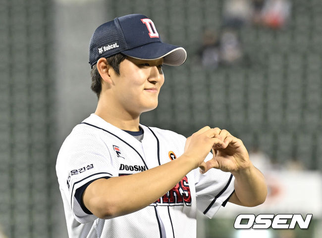 [OSEN=잠실, 조은정 기자] 경기 종료 후 두산 김택연이 하트 포즈를 취하고 있다. 2024.04.13 /cej@osen.co.kr 