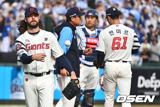 [OSEN=부산, 이석우 기자] 10일 부산 사직구장에서 2024 신한 SOL 뱅크 KBO 리그 롯데 자이언츠와 삼성 라이온즈의 경기가 열렸다. 부상에서 돌아온 김헌곤과 출산휴가를 마친 맥키넌까지 더해진 타선의 힘에 불펜의 안정감을 더한 삼성은 코너를 선발로 내세워 4연승에 도전하고, 롯데는 분위기 반전을 위해 ‘사직 아이돌’ 김민석을 1군으로 불렀고 ‘사직예수’ 윌커슨이 선발로 나섰다.롯데 자이언츠 선발 투수 윌커슨이 6회초 무사 1루 삼성 라이온즈 구자욱에게 우월 2점 홈런을 맞고 교체되고 있다. 2024.04.10 / foto0307@osen.co.kr