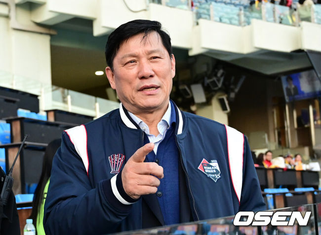 [OSEN=잠실, 김성락 기자] 7일 오후 서울 잠실야구장에서 '2023 KBO 프로야구 포스트시즌 한국시리즈 1차전' LG 트윈스와 KT 위즈의 경기가 열렸다.경기 시작에 앞서 허구연 KBO 총재가 경기장 관계자와 함께 경기장 안전 점검을 하고 있다. 2023.11.07 / ksl0919@osen.co.kr