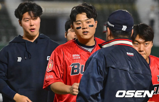 [OSEN=부산, 이석우 기자] 19일 부산 사직구장에서 2024 신한 SOL 뱅크 KBO 리그 롯데 자이언츠와 KT 위즈의 경기가 열렸다. 8연패를 끊고 분위기 쇄신과 함께 홈으로 돌아온 롯데는 반즈를 선발로 내세워 연승을 노리고 시즌 첫 2연승이자 위닝시리즈에 성공한 KT는 원상현을 선발로 내세웠다.롯데 자이언츠 한동희가 KT 위즈에 4-3으로 승리한 후 김태형 감독과 기쁨을 나누고 있다. 2024.04.19 / foto0307@osen.co.kr