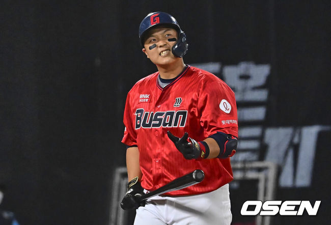 [OSEN=부산, 이석우 기자] 19일 부산 사직구장에서 2024 신한 SOL 뱅크 KBO 리그 롯데 자이언츠와 KT 위즈의 경기가 열렸다. 8연패를 끊고 분위기 쇄신과 함께 홈으로 돌아온 롯데는 반즈를 선발로 내세워 연승을 노리고 시즌 첫 2연승이자 위닝시리즈에 성공한 KT는 원상현을 선발로 내세웠다.롯데 자이언츠 한동희가 6회말 무사 만루 삼진 아웃당하고 아쉬워하고 있다. 2024.04.19 / foto0307@osen.co.kr