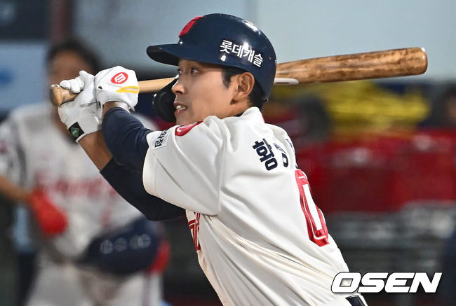 [OSEN=부산, 이석우 기자] 24일 부산 사직구장에서 2024 신한 SOL 뱅크 KBO 리그 롯데 자이언츠와 SSG 랜더스의 경기가 열렸다. 4연승을 노리는 롯데는 선발로 이인복이 3연패 탈출을 노리는 SSG는 로버트 더거를 선발로 내세웠다.롯데 자이언츠 황성빈이 3회말 1사 1루 1타점 우중간 3루타를 치고 있다. 2024.04.24 / foto0307@osen.co.kr