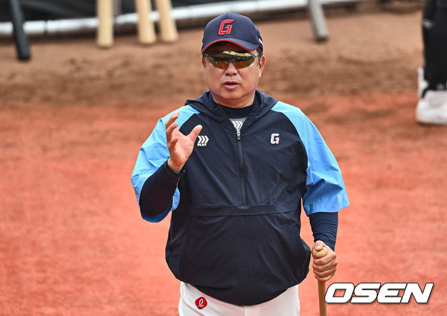 [OSEN=부산, 이석우 기자] 30일 부산 사직구장에서 2024 신한 SOL 뱅크 KBO 리그 롯데 자이언츠와 SSG 랜더스의 경기가 열렸다. 롯데는 NC와의 낙동강더비에서 스윕패를 당하며 유강남을 1군에 복귀시켰고 이인복을 선발로 내세웠다. 7연패 수렁에 빠진 키움은 지난 12일 고척 키움전에서 6이닝 1피안타 10탈삼진 무실점 완벽투를 펼친 헤이수스를 선발로 내세워 연패탈출을 노린다.롯데 자이언츠 김태형 감독이 손성빈에게 타격에 대해 얘기하고 있다. 2024.04.30 / foto0307@osen.co.kr