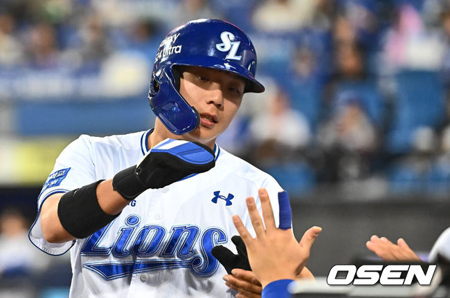 [OSEN=대구, 이석우 기자] 2일 대구 삼성라이온즈파크에서 2024 신한 SOL 뱅크 KBO 리그 삼성 라이온즈와 키움 히어로즈의 경기가 열렸다. 7년 차 우완 김선기를 선발로 내세운 키움 히어로즈와 시즌 첫 맞대결 벌이는 삼성 라이온즈는 ‘푸른피 에이스’ 원태인을 선발로 올렸다.삼성 라이온즈 김현준이 8회말 2사 2, 3루 구자욱의 2타점 우중간 가르는 적시 2루타 때 득점을 올리고 하이파이브를 하고 있다. 2024.04.02 / foto0307@osen.co.kr