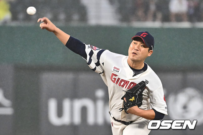 [OSEN=부산, 이석우 기자]롯데 자이언츠 선발 투수 이인복이 역투하고 있다. 2024.04.30 / foto0307@osen.co.kr