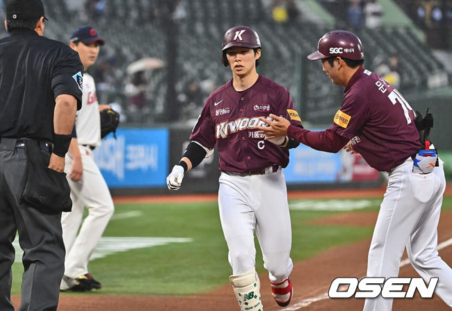 [OSEN=부산, 이석우 기자] 30일 부산 사직구장에서 2024 신한 SOL 뱅크 KBO 리그 롯데 자이언츠와 키움 히어로즈의 경기가 열렸다. 롯데는 NC와의 낙동강더비에서 스윕패를 당하며 유강남을 1군에 복귀시켰고 이인복을 선발로 내세웠다. 7연패 수렁에 빠진 키움은 지난 12일 고척 키움전에서 6이닝 1피안타 10탈삼진 무실점 완벽투를 펼친 헤이수스를 선발로 내세워 연패탈출을 노린다.키움 히어로즈 김혜성이 1회초 무사 1,2루 우월 3점 홈런을 치고 하이파이브를 하고 있다. 2024.04.30 / foto0307@osen.co.kr