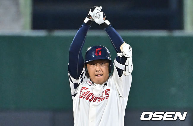 [OSEN=부산, 이석우 기자] 30일 부산 사직구장에서 2024 신한 SOL 뱅크 KBO 리그 롯데 자이언츠와 키움 히어로즈의 경기가 열렸다. 롯데는 NC와의 낙동강더비에서 스윕패를 당하며 유강남을 1군에 복귀시켰고 이인복을 선발로 내세웠다. 7연패 수렁에 빠진 키움은 지난 12일 고척 키움전에서 6이닝 1피안타 10탈삼진 무실점 완벽투를 펼친 헤이수스를 선발로 내세워 연패탈출을 노린다.롯데 자이언츠 정훈이 7회말 2사 1루 우중간 ㅏ르는 1타점 2루타를 치고 세리머니를 하고 있다. 2024.04.30 / foto0307@osen.co.kr