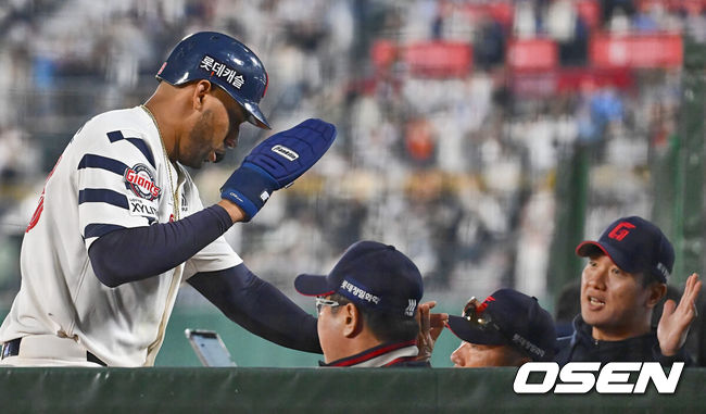 [OSEN=부산, 이석우 기자] 30일 부산 사직구장에서 2024 신한 SOL 뱅크 KBO 리그 롯데 자이언츠와 키움 히어로즈의 경기가 열렸다. 롯데는 NC와의 낙동강더비에서 스윕패를 당하며 유강남을 1군에 복귀시켰고 이인복을 선발로 내세웠다. 7연패 수렁에 빠진 키움은 지난 12일 고척 키움전에서 6이닝 1피안타 10탈삼진 무실점 완벽투를 펼친 헤이수스를 선발로 내세워 연패탈출을 노린다.롯데 자이언츠 레이예스가 6회말 무사 2루 전준우의 중견수 앞에 떨어지는 1타점 안타 때 득점을 올리고 하이파이브를 하고 있다. 2024.04.30 / foto0307@osen.co.kr