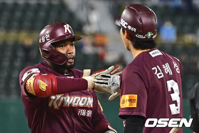 [OSEN=부산, 이석우 기자] 30일 부산 사직구장에서 2024 신한 SOL 뱅크 KBO 리그 롯데 자이언츠와 키움 히어로즈의 경기가 열렸다. 롯데는 NC와의 낙동강더비에서 스윕패를 당하며 유강남을 1군에 복귀시켰고 이인복을 선발로 내세웠다. 7연패 수렁에 빠진 키움은 지난 12일 고척 키움전에서 6이닝 1피안타 10탈삼진 무실점 완벽투를 펼친 헤이수스를 선발로 내세워 연패탈출을 노린다.키움 히어로즈 도슨이 8회초 2사 우월 솔로 홈런을 치고 김혜성과 하이파이브를 하고 있다. 2024.04.30 / foto0307@osen.co.kr