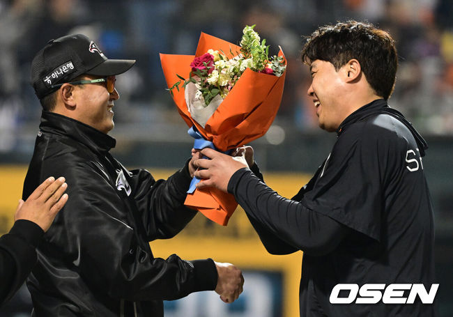 [OSEN=대전, 최규한 기자] 프로야구 한화 이글스 류현진이 KBO리그 역대 33번째로 개인 통산 100승을 돌파했다. 노시환이 역전 결승 만루 홈런과 호수비로 류현진의 100승을 제대로 도왔다. 한화는 30일 대전 한화생명이글스파크에서 열린 2024 신한 SOL Bank KBO리그 SSG 랜더스와의 홈경기를 8-2로 승리했다. 경기를 마치고 승리투수 한화 류현진이 최원호 감독에게 꽃다발을 받고 있다. 2024.04.30 / dreamer@osen.co.kr