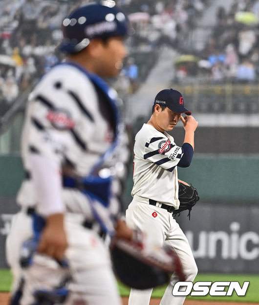 [OSEN=부산, 이석우 기자] 30일 부산 사직구장에서 2024 신한 SOL 뱅크 KBO 리그 롯데 자이언츠와 키움 히어로즈의 경기가 열렸다. 롯데는 NC와의 낙동강더비에서 스윕패를 당하며 유강남을 1군에 복귀시켰고 이인복을 선발로 내세웠다. 7연패 수렁에 빠진 키움은 지난 12일 고척 키움전에서 6이닝 1피안타 10탈삼진 무실점 완벽투를 펼친 헤이수스를 선발로 내세워 연패탈출을 노린다.롯데 자이언츠 선발 투수 이인복이 1회초 5실점하고 아쉬워하고 있다. 2024.04.30 / foto0307@osen.co.kr