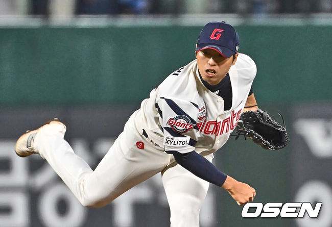 [OSEN=부산, 이석우 기자] 30일 부산 사직구장에서 2024 신한 SOL 뱅크 KBO 리그 롯데 자이언츠와 키움 히어로즈의 경기가 열렸다. 롯데는 NC와의 낙동강더비에서 스윕패를 당하며 유강남을 1군에 복귀시켰고 이인복을 선발로 내세웠다. 7연패 수렁에 빠진 키움은 지난 12일 고척 키움전에서 6이닝 1피안타 10탈삼진 무실점 완벽투를 펼친 헤이수스를 선발로 내세워 연패탈출을 노린다.롯데 자이언츠 구승민이 역투하고 있다. 2024.04.30 / foto0307@osen.co.kr