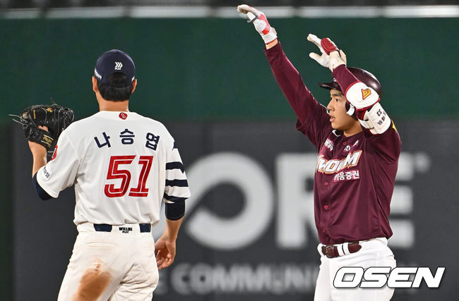 [OSEN=부산, 이석우 기자] 1일 부산 사직구장에서 2024 신한 SOL 뱅크 KBO 리그 롯데 자이언츠와 키움 히어로즈의 경기가 열렸다. 4연패에 빠진 롯데는 안경 에이스 박세웅이 선발로 나와 분위기 반전을 노리고 7연패를 탈출한 키움은 이종민이 선발로 등판했다.키움 히어로즈 김휘집이 7회초 무사 2루 좌중간 가르는 동점 2루타를 치고 세리머니를 하고 있다. 2024.05.01 / foto0307@osen.co.kr