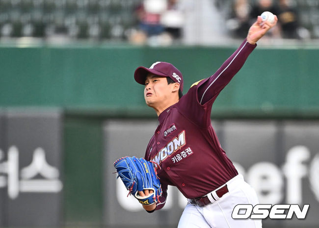 [OSEN=부산, 이석우 기자] 1일 부산 사직구장에서 2024 신한 SOL 뱅크 KBO 리그 롯데 자이언츠와 키움 히어로즈의 경기가 열렸다. 4연패에 빠진 롯데는 안경 에이스 박세웅이 선발로 나와 분위기 반전을 노리고 7연패를 탈출한 키움은 이종민이 선발로 등판했다.키움 히어로즈 선발 투수 이종민이 역투하고 있다. 2024.05.01 / foto0307@osen.co.kr