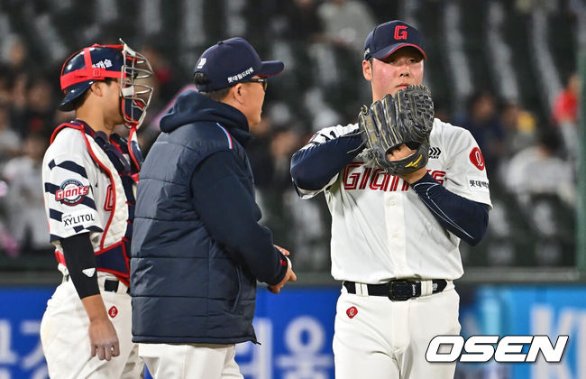 [OSEN=부산, 이석우 기자] 1일 부산 사직구장에서 2024 신한 SOL 뱅크 KBO 리그 롯데 자이언츠와 키움 히어로즈의 경기가 열렸다. 4연패에 빠진 롯데는 안경 에이스 박세웅이 선발로 나와 분위기 반전을 노리고 7연패를 탈출한 키움은 이종민이 선발로 등판했다.롯데 자이언츠 전미르가 7회초 무사 1,3루 키움 히어로즈 도슨에게 중견수 오른쪽에 떨어지는 역전 안타를 맞고 교체되고 있다. 2024.05.01 / foto0307@osen.co.kr