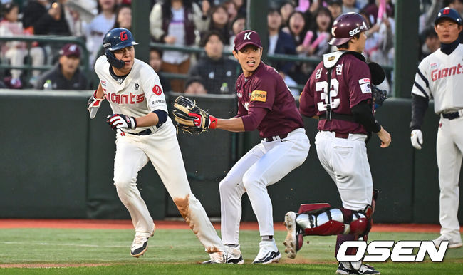 [OSEN=부산, 이석우 기자] 1일 부산 사직구장에서 2024 신한 SOL 뱅크 KBO 리그 롯데 자이언츠와 키움 히어로즈의 경기가 열렸다. 4연패에 빠진 롯데는 안경 에이스 박세웅이 선발로 나와 분위기 반전을 노리고 7연패를 탈출한 키움은 이종민이 선발로 등판했다.롯데 자이언츠 나승엽이 2회말 1사 3루 고승민의 1루 땅볼때 협살에 걸려 아웃당하고 있다. 2024.05.01 / foto0307@osen.co.kr