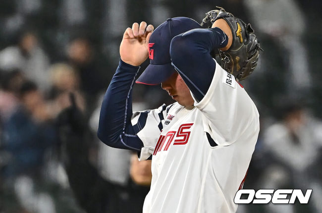 [OSEN=부산, 이석우 기자] 1일 부산 사직구장에서 2024 신한 SOL 뱅크 KBO 리그 롯데 자이언츠와 키움 히어로즈의 경기가 열렸다. 4연패에 빠진 롯데는 안경 에이스 박세웅이 선발로 나와 분위기 반전을 노리고 7연패를 탈출한 키움은 이종민이 선발로 등판했다.롯데 자이언츠 전미르가 7회초 무사 1,3루 키움 히어로즈 도슨에게 중견수 오른쪽에 떨어지는 역전 안타를 맞고 고개를 떨구고 있다. 2024.05.01 / foto0307@osen.co.kr