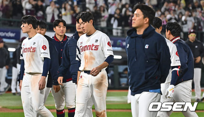 [OSEN=부산, 이석우 기자] 1일 부산 사직구장에서 2024 신한 SOL 뱅크 KBO 리그 롯데 자이언츠와 키움 히어로즈의 경기가 열렸다. 4연패에 빠진 롯데는 안경 에이스 박세웅이 선발로 나와 분위기 반전을 노리고 7연패를 탈출한 키움은 이종민이 선발로 등판했다.롯데 자이언츠 선수들이 키움 히어로즈에 3-6으로 2연패하고 아쉬워하고 있다. 2024.05.01 / foto0307@osen.co.kr