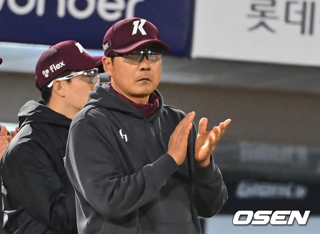 [OSEN=부산, 이석우 기자] 1일 부산 사직구장에서 2024 신한 SOL 뱅크 KBO 리그 롯데 자이언츠와 키움 히어로즈의 경기가 열렸다. 4연패에 빠진 롯데는 안경 에이스 박세웅이 선발로 나와 분위기 반전을 노리고 7연패를 탈출한 키움은 이종민이 선발로 등판했다.키움 히어로즈 홍원기 감독이 롯데 자이언츠에 6-3으로 승리한 후 박수를 치고 있다. 2024.05.01 / foto0307@osen.co.kr