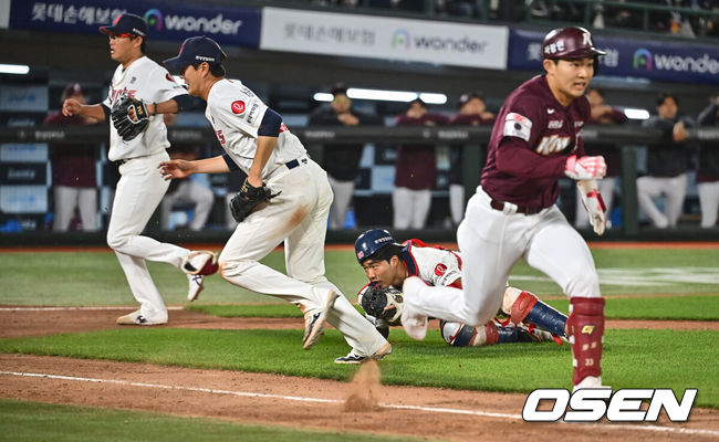 [OSEN=부산, 이석우 기자] 1일 부산 사직구장에서 2024 신한 SOL 뱅크 KBO 리그 롯데 자이언츠와 키움 히어로즈의 경기가 열렸다. 4연패에 빠진 롯데는 안경 에이스 박세웅이 선발로 나와 분위기 반전을 노리고 7연패를 탈출한 키움은 이종민이 선발로 등판했다.롯데 자이언츠 손성빈이 5회초 무사 1,2루 키움 히어로즈 김휘집의 높이 뜬 번트를 놓치고 진루를 허용하고 있다. 2024.05.01 / foto0307@osen.co.kr