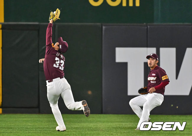 [OSEN=부산, 이석우 기자] 1일 부산 사직구장에서 2024 신한 SOL 뱅크 KBO 리그 롯데 자이언츠와 키움 히어로즈의 경기가 열렸다. 4연패에 빠진 롯데는 안경 에이스 박세웅이 선발로 나와 분위기 반전을 노리고 7연패를 탈출한 키움은 이종민이 선발로 등판했다.키움 히어로즈 김휘집이 7회말 2사 1,2루 롯데 자이언츠 레이예스의 안타성 타구를 어렵게 잡고 있다. 2024.05.01 / foto0307@osen.co.kr