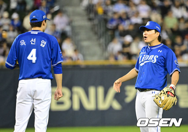 [OSEN=잠실, 김성락 기자] 7회말 1사 만루 두산 허경민의 병살타 때 삼성 2루수 류지혁이 1루 주자 세이프관련 비디오판독 결과를 기다리면서 투수 육선엽과 이야기를 나누고 있다. 2024.05.01 / ksl0919@osen.co.kr