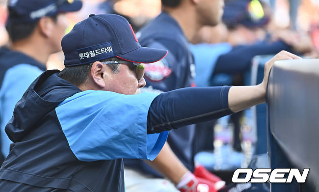 [OSEN=창원, 이석우 기자] 27일 창원 NC파크에서 2024 신한 SOL 뱅크 KBO 리그 NC 다이노스와 롯데 자이언츠의 경기가 열렸다. 롯데는 올시즌 1승 3패를 기록중인 나균안이 선발 출격하고 NC는 1승을 기록중인 김시훈이 출격해 낙동강더비에서 맞대결을 펼쳤다.롯데 자이언츠 김태형 감독이 경기를 지켜보고 있다. 2024.04.27 / foto0307@osen.co.kr