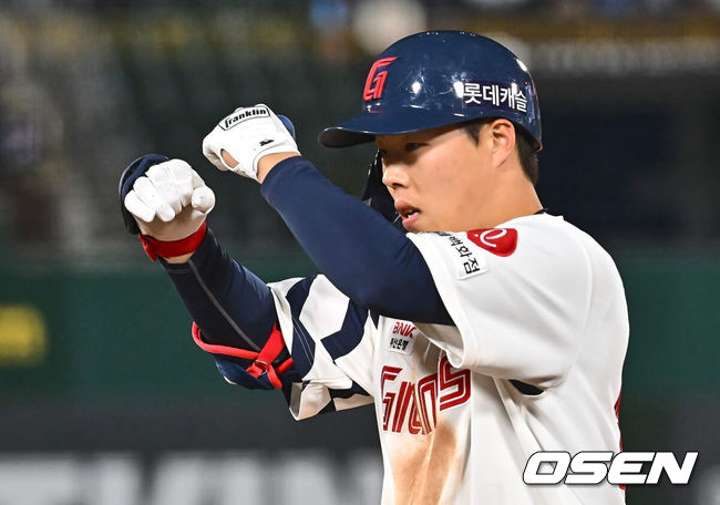 [OSEN=부산, 이석우 기자] 1일 부산 사직구장에서 2024 신한 SOL 뱅크 KBO 리그 롯데 자이언츠와 키움 히어로즈의 경기가 열렸다. 4연패에 빠진 롯데는 안경 에이스 박세웅이 선발로 나와 분위기 반전을 노리고 7연패를 탈출한 키움은 이종민이 선발로 등판했다.롯데 자이언츠 고승민이 8회말 1사 3루 1타점 좌익수 오른쪽 안타를 치고 세리머니를 하고 있다. 2024.05.01 / foto0307@osen.co.kr