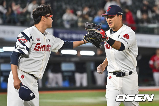 [OSEN=부산, 이석우 기자] 25일 부산 사직구장에서 2024 신한 SOL 뱅크 KBO 리그 롯데 자이언츠와 SSG 랜더스의 경기가 열렸다. 롯데는 전날 SSG 추신수에게 2000안타, 최정에게 468호 홈런을 허용하는 등 '대기록의 희생자’가 됐지만 안경 에이스 박세웅을 선발로 내세워 분위기 반전을 꾀하고 SSG는 상승 분위기를 이어가기 위해 박종훈이 선발로 출전한다.롯데 자이언츠 박세웅이 5회초 1사 SSG 랜더스 최경모의 3루 땅볼을 잘 잡아 아웃시킨 김민성과 하이파이브를 하고 있다. 2024.04.25 / foto0307@osen.co.kr