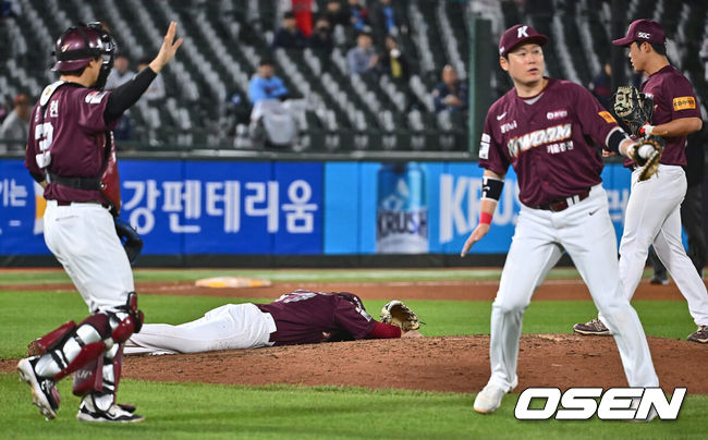 [OSEN=부산, 이석우 기자] 2일 부산 사직구장에서 2024 신한 SOL 뱅크 KBO 리그 롯데 자이언츠와 키움 히어로즈의 경기가 열렸다. 5연패에 빠진 롯데는 다시 한 번 새로운 라인업과 반즈를 선발로 연패 탈출을 노리고 키움은 스윕을 노리며 김인범을 선발로 내세웠다.키움 히어로즈 김인범이 6회말 1사 롯데 자이언츠 박승욱의 강습 타구를 맞고 쓰러져 있다. 2024.05.02 / foto0307@osen.co.kr