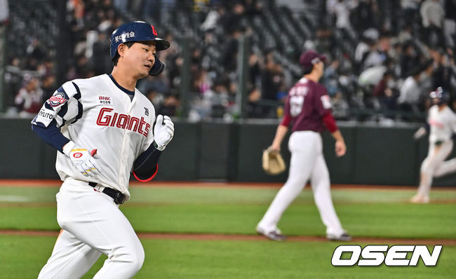 [OSEN=부산, 이석우 기자] 2일 부산 사직구장에서 2024 신한 SOL 뱅크 KBO 리그 롯데 자이언츠와 키움 히어로즈의 경기가 열렸다. 5연패에 빠진 롯데는 다시 한 번 새로운 라인업과 반즈를 선발로 연패 탈출을 노리고 키움은 스윕을 노리며 김인범을 선발로 내세웠다.롯데 자이언츠 손호영이 5회말 2사 1,2루 역전 좌월 3점 홈런을 치고 그라운드를 돌고 있다. 2024.05.02 / foto0307@osen.co.kr