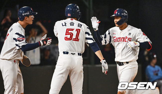 [OSEN=부산, 이석우 기자] 2일 부산 사직구장에서 2024 신한 SOL 뱅크 KBO 리그 롯데 자이언츠와 키움 히어로즈의 경기가 열렸다. 5연패에 빠진 롯데는 다시 한 번 새로운 라인업과 반즈를 선발로 연패 탈출을 노리고 키움은 스윕을 노리며 김인범을 선발로 내세웠다.롯데 자이언츠 손호영이 5회말 2사 1,2루 역전 좌월 3점 홈런을 치고 하이파이브를 하고 있다. 2024.05.02 / foto0307@osen.co.kr