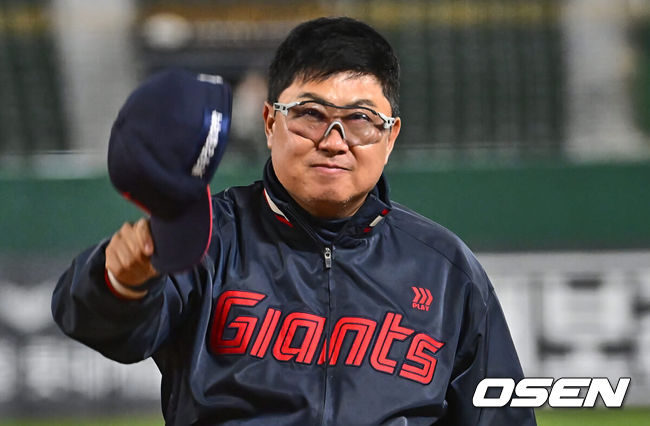 [OSEN=부산, 이석우 기자] 2일 부산 사직구장에서 2024 신한 SOL 뱅크 KBO 리그 롯데 자이언츠와 키움 히어로즈의 경기가 열렸다. 5연패에 빠진 롯데는 다시 한 번 새로운 라인업과 반즈를 선발로 연패 탈출을 노리고 키움은 스윕을 노리며 김인범을 선발로 내세웠다.롯데 자이언츠 김태형 감독이 키움 히어로즈에 6-5 짜릿한 1점차 역전승을 올리고 팬들에게 인사를 하고 있다. 2024.05.02 / foto0307@osen.co.kr