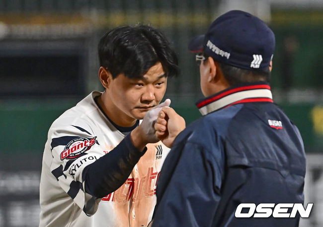 [OSEN=부산, 이석우 기자] 2일 부산 사직구장에서 2024 신한 SOL 뱅크 KBO 리그 롯데 자이언츠와 키움 히어로즈의 경기가 열렸다. 5연패에 빠진 롯데는 다시 한 번 새로운 라인업과 반즈를 선발로 연패 탈출을 노리고 키움은 스윕을 노리며 김인범을 선발로 내세웠다.롯데 자이언츠 손호영이 키움 히어로즈에 6-5 짜릿한 1점차 역전승을 올리고 김태형 감독과 하이파이브를 하고 있다. 2024.05.02 / foto0307@osen.co.kr