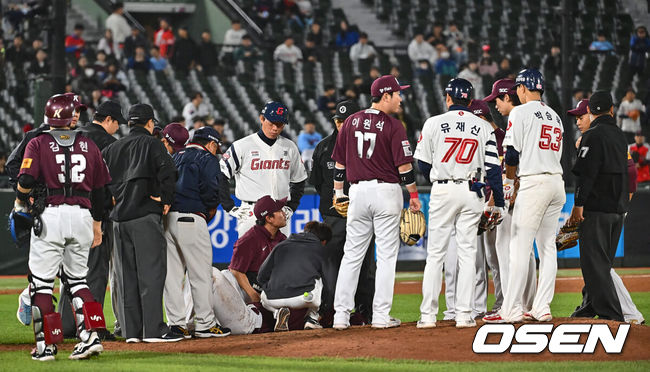 [OSEN=부산, 이석우 기자] 2일 부산 사직구장에서 2024 신한 SOL 뱅크 KBO 리그 롯데 자이언츠와 키움 히어로즈의 경기가 열렸다. 5연패에 빠진 롯데는 다시 한 번 새로운 라인업과 반즈를 선발로 연패 탈출을 노리고 키움은 스윕을 노리며 김인범을 선발로 내세웠다.키움 히어로즈 김인범이 6회말 1사 롯데 자이언츠 박승욱의 강습 타구를 맞고 쓰러져 양팀 선수들이 모두 걱정스러운 눈빛으로 상태를 확인하고 있다. 2024.05.02 / foto0307@osen.co.kr