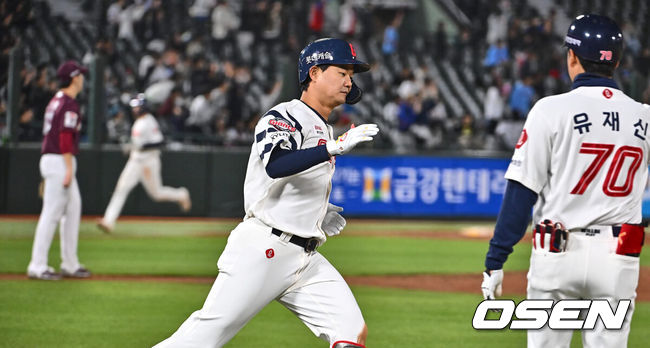 [OSEN=부산, 이석우 기자] 2일 부산 사직구장에서 2024 신한 SOL 뱅크 KBO 리그 롯데 자이언츠와 키움 히어로즈의 경기가 열렸다. 5연패에 빠진 롯데는 다시 한 번 새로운 라인업과 반즈를 선발로 연패 탈출을 노리고 키움은 스윕을 노리며 김인범을 선발로 내세웠다.롯데 자이언츠 손호영이 5회말 2사 1,2루 역전 좌월 3점 홈런을 치고 하이파이브를 하고 있다. 2024.05.02 / foto0307@osen.co.kr