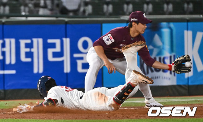 [OSEN=부산, 이석우 기자] 2일 부산 사직구장에서 2024 신한 SOL 뱅크 KBO 리그 롯데 자이언츠와 키움 히어로즈의 경기가 열렸다. 5연패에 빠진 롯데는 다시 한 번 새로운 라인업과 반즈를 선발로 연패 탈출을 노리고 키움은 스윕을 노리며 김인범을 선발로 내세웠다.롯데 자이언츠 손호영이 8회말 무사 중견수 뒤에 떨어지는 3루타를 치고 세이프되고 있다. 2024.05.02 / foto0307@osen.co.kr