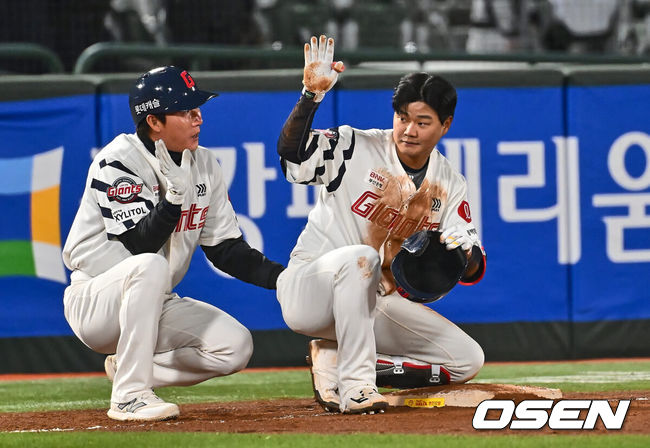 [OSEN=부산, 이석우 기자] 2일 부산 사직구장에서 2024 신한 SOL 뱅크 KBO 리그 롯데 자이언츠와 키움 히어로즈의 경기가 열렸다. 5연패에 빠진 롯데는 다시 한 번 새로운 라인업과 반즈를 선발로 연패 탈출을 노리고 키움은 스윕을 노리며 김인범을 선발로 내세웠다.롯데 자이언츠 손호영이 8회말 무사 중견수 뒤에 떨어지는 3루타를 치고 손을 들어 보이고 있다. 2024.05.02 / foto0307@osen.co.kr