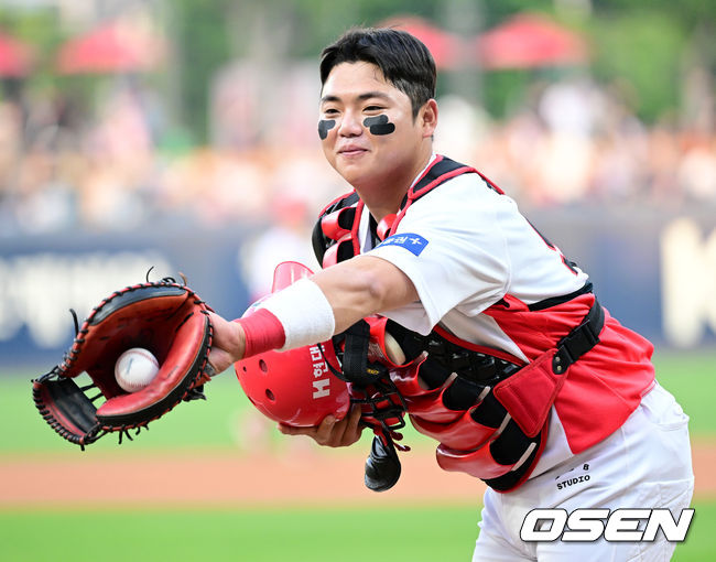 [OSEN=광주, 최규한 기자] 2일 오후 광주-KIA 챔피언스필드에서 ‘2024 신한 SOL Bank KBO리그’ KIA 타이거즈와 KT 위즈의 경기가 열렸다.이날 홈팀 KIA는 제임스 네일, 방문팀 KT는 엄상백을 선발로 내세운다.경기 시작을 앞두고 KIA 포수 한준수가 심판진에게 공을 전달받으며 미소짓고 있다. 2024.05.02 / dreamer@osen.co.kr