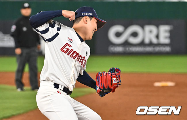 [OSEN=부산, 이석우 기자] 2일 부산 사직구장에서 2024 신한 SOL 뱅크 KBO 리그 롯데 자이언츠와 키움 히어로즈의 경기가 열렸다. 5연패에 빠진 롯데는 다시 한 번 새로운 라인업과 반즈를 선발로 연패 탈출을 노리고 키움은 스윕을 노리며 김인범을 선발로 내세웠다.롯데 자이언츠 최준용이 8회초 2사 1,2루 키움 히어로즈 이용규를 1루 땅볼로 잡고 환호하고 있다. 2024.05.02 / foto0307@osen.co.kr